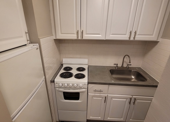 2 beds, 1 bath, 700 sqft, $2,650, Unit BLD2-2