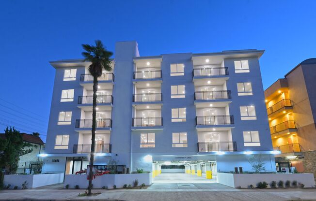 2 beds, 1 bath, $2,700, Unit 301