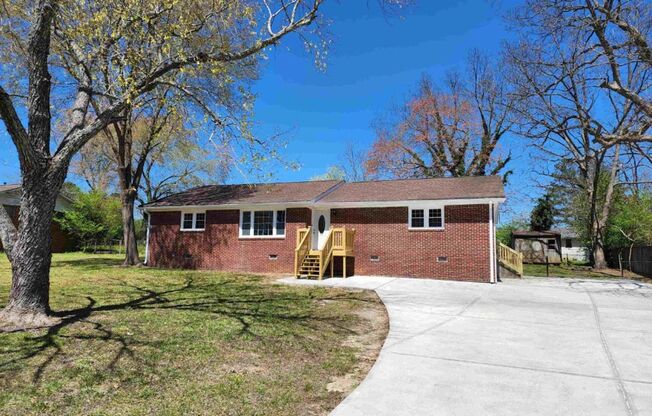 Charming 4-Bedroom Ranch Home near Southlake Mall