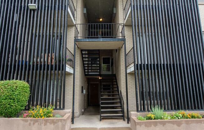 2 beds, 1 bath, 700 sqft, $1,349, Unit 33