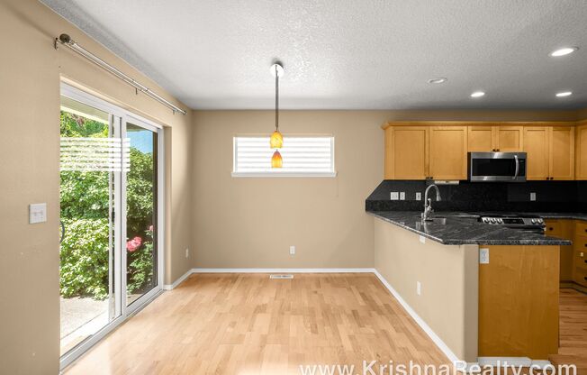 Beautiful  3BD* 2.5 BA* Single Family Home Located in Quiet Kaiser Woods Community! * A+ Schools!**