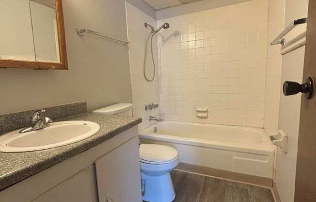 2 beds, 1 bath, 740 sqft, $850, Unit 3700-01