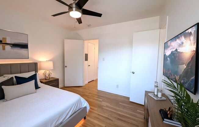 Move-In Ready Upstairs 1-Bed Unit in 1553-1555 Riverside Dr. Glendale, CA 91201