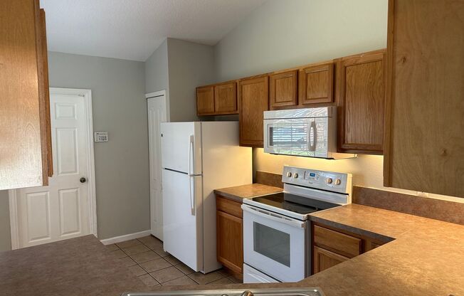 East Orlando 3 bedroom home in quiet, established community.