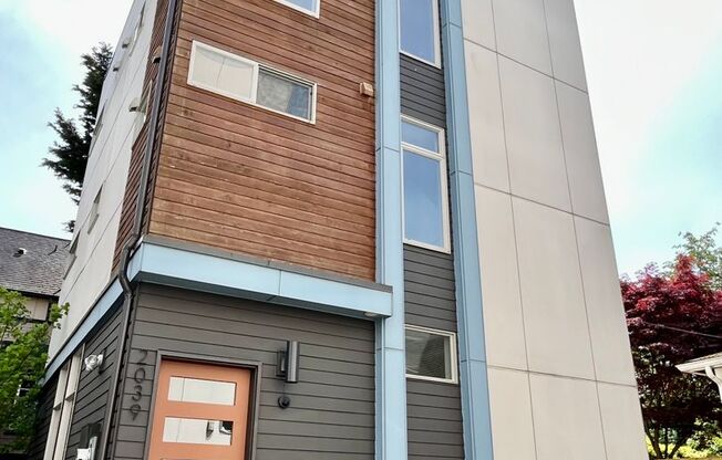 Charming Modern Stand-Alone Home in Ballard – Rooftop Deck & Parking Included