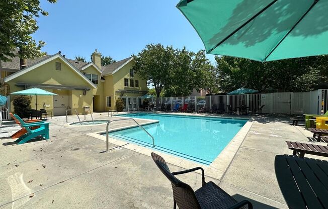 Parc Crossing 1 Bed 1 Bath Unit in Mountain View Available Now!!!!