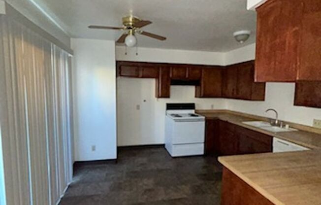 2 beds, 1 bath, 911 sqft, $1,195, Unit 05