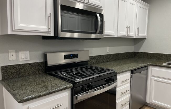 2 beds, 1 bath, 890 sqft, $2,795, Unit 0032