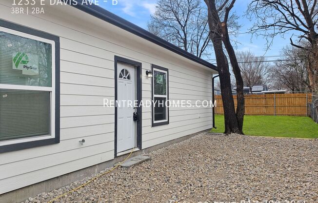 1233 E Davis Ave