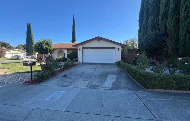 Beautiful single story home 3bedrooms, 2baths. located in Pocket area!!