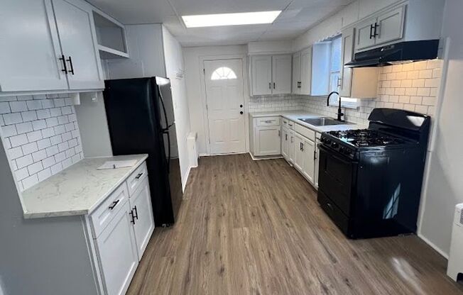 2 beds, 1 bath, $1,200, Unit 107