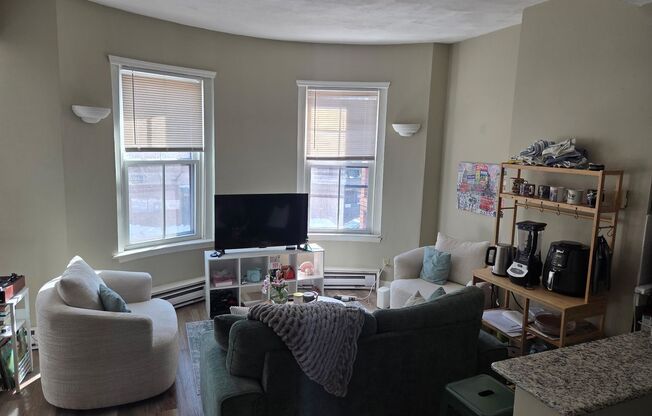 2 beds, 2 baths, $4,400, Unit 7