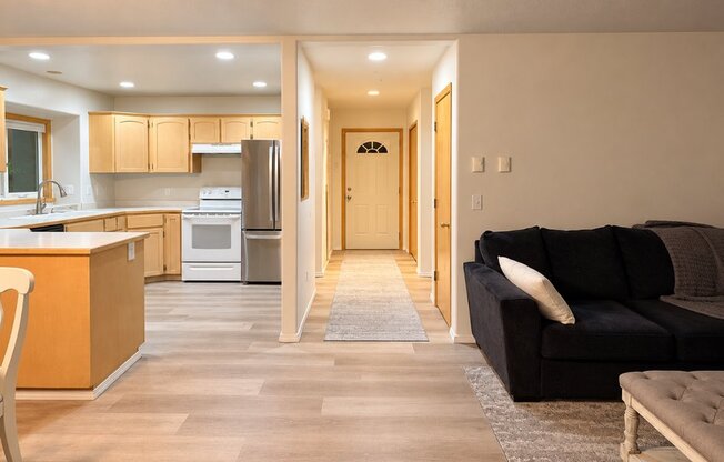 830 NE HACIENDA CT