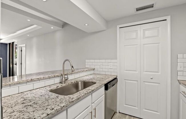 2bd/2bth in sought after Grandview Condominiums in the heart of Buckhead!