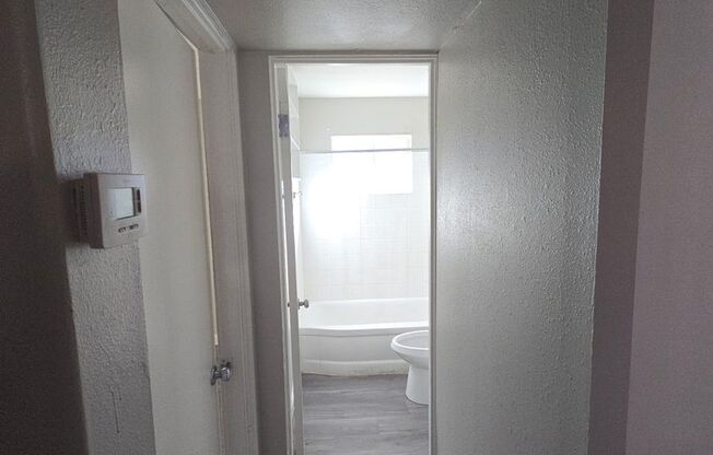 2 beds, 1 bath, 850 sqft, $1,195, Unit 18