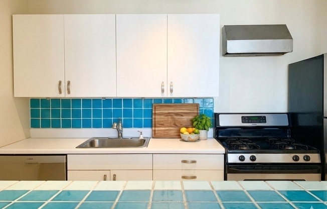 1 bed, 1 bath, 650 sqft, $2,725, Unit 17B