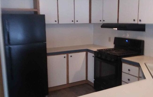 2 beds, 1 bath, $795, Unit 11