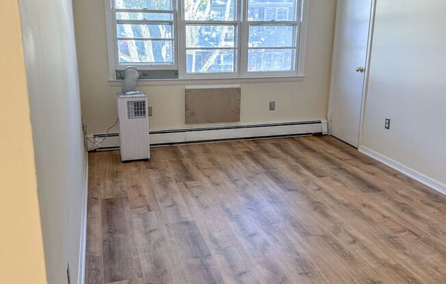 2 beds, 1 bath, $1,650, Unit 93 Fowler St #2R
