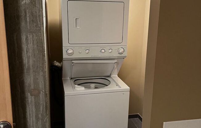 Studio, 1 bath, 350 sqft, $1,450