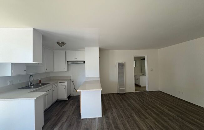 2 beds, 1 bath, $2,100, Unit 14143-01