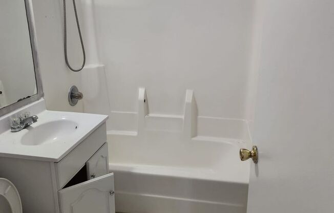 Studio, 1 bath, 650 sqft, $1,150, Unit 212