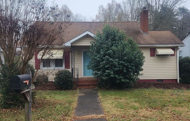 Cute 2 Bedroom, 1.5 Bath House in the Heart of Kernersville