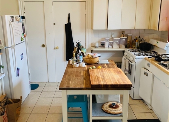 2 beds, 1 bath, 1,000 sqft, $2,400, Unit 2