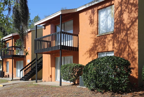 Apartment building in Southern Oaks Residences in Orlando, Florida