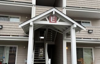 Move-In Ready! Renovated Modern 2BD/1BTH Everett Condo in Prime Location!