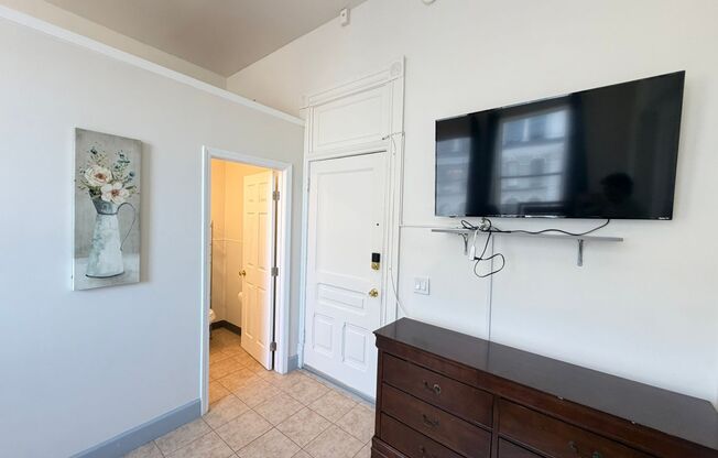 Studio, 1 bath, $1,195, Unit 44