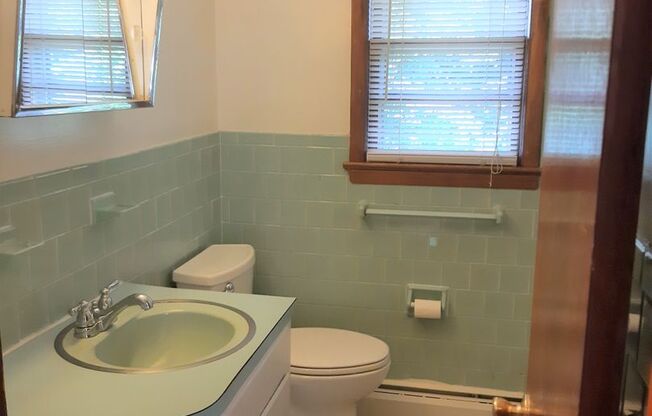 2 beds, 1 bath, 903 sqft, $1,240, Unit C-2