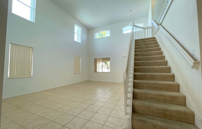 Huge 4 Bedroom- Single Family Home with Loft in Catalina Isles