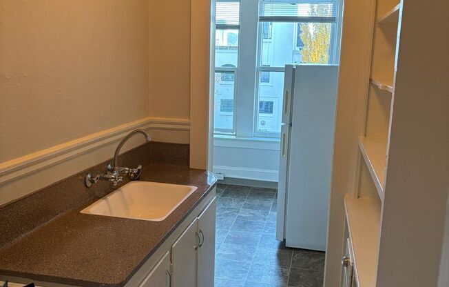 Studio, 1 bath, 500 sqft, $975, Unit 305