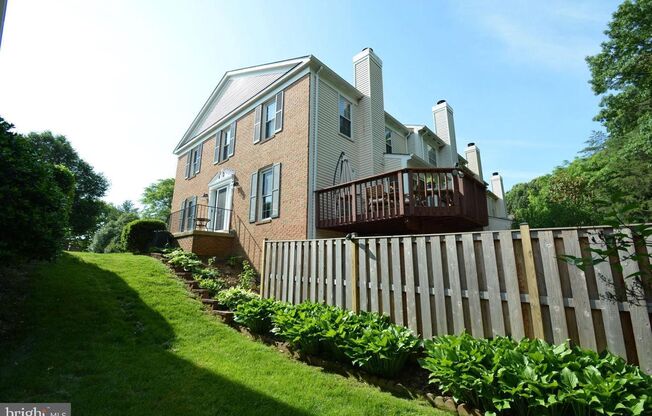 Beautiful 3-Level Townhome in Kingstowne – 3.5 Baths, Landscaping Included