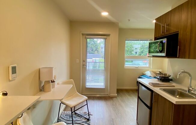 Studio, 1 bath, 175 sqft, $1,195, Unit 406