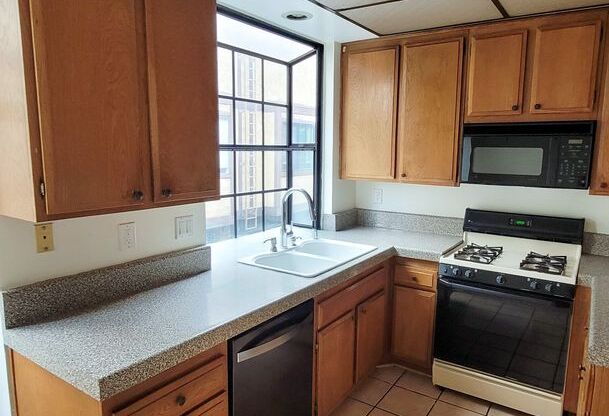 2 beds, 2.5 baths, $2,695, Unit UNIT B