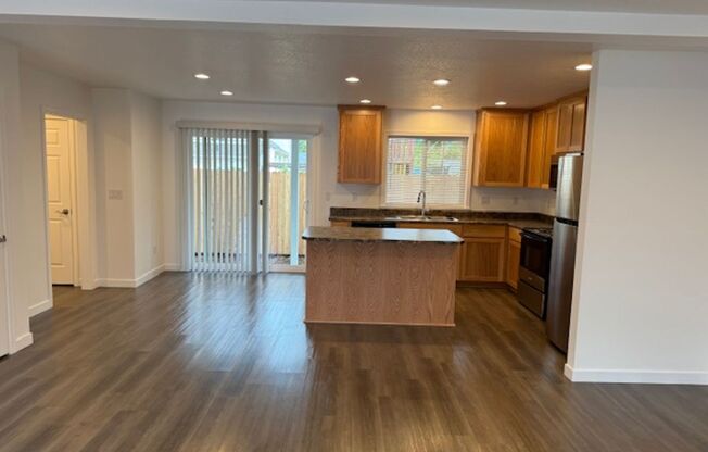 3 beds, 2.5 baths, 1,525 sqft, $1,995, Unit 1102 W 11th