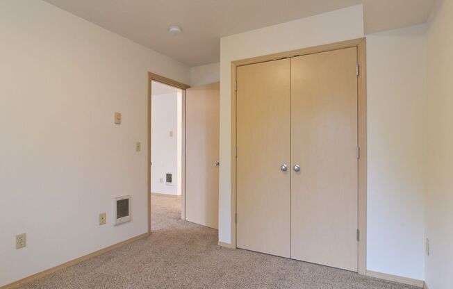 2 beds, 1 bath, $1,600, Unit 13