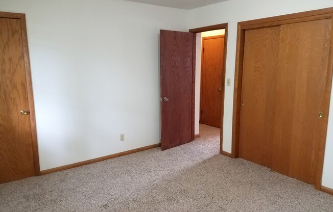 2 beds, 1 bath, 820 sqft, $925, Unit 06