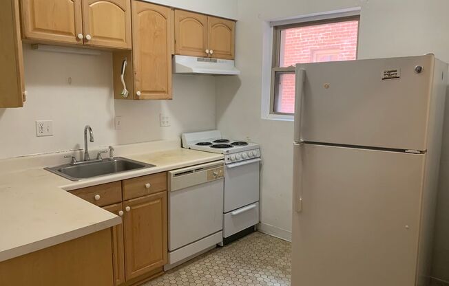 2 beds, 1 bath, $1,550, Unit 905 Maryland Apt 3R