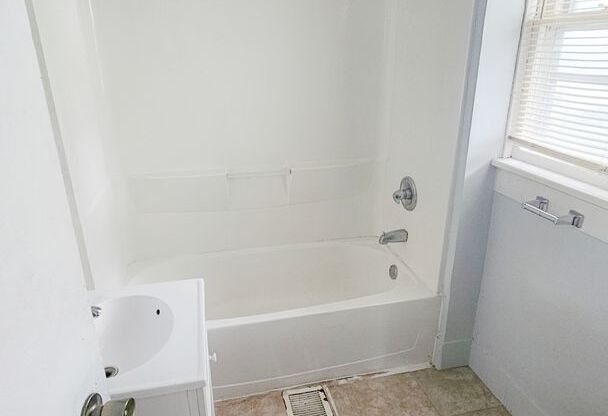 Charming Historic 2-Bedroom Home in Des Moines
