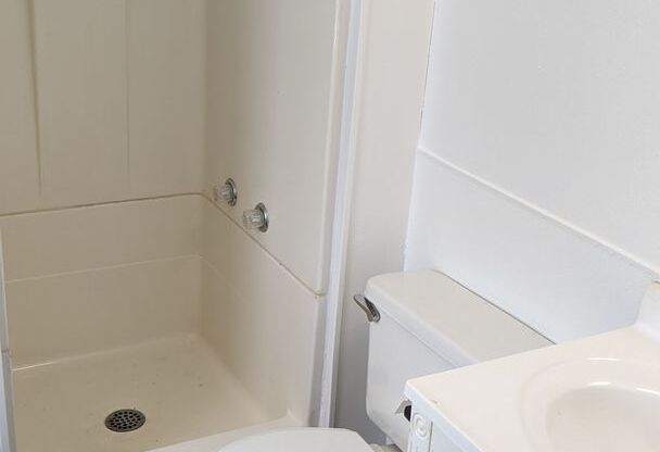 3 beds, 2 baths, 850 sqft, $1,295, Unit #3