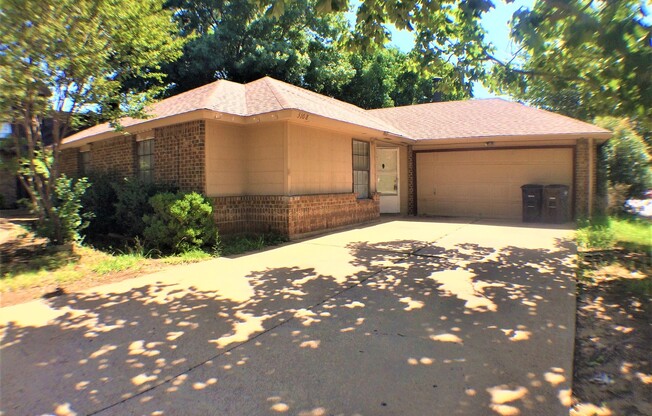 4 Bed 3 Bath Home in Crowley ISD!