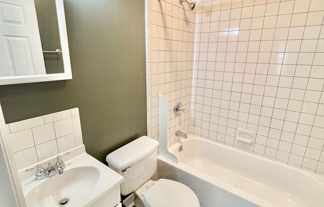 Available May 15! 2 bed 1 bath Duplex in Madison