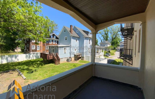 2210 Roslyn Ave
