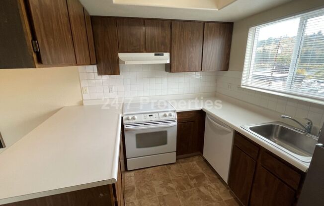 2 beds, 1 bath, $1,395, Unit Unit 4