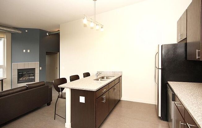 2 beds, 1 bath, 938 sqft, $1,800, Unit 106
