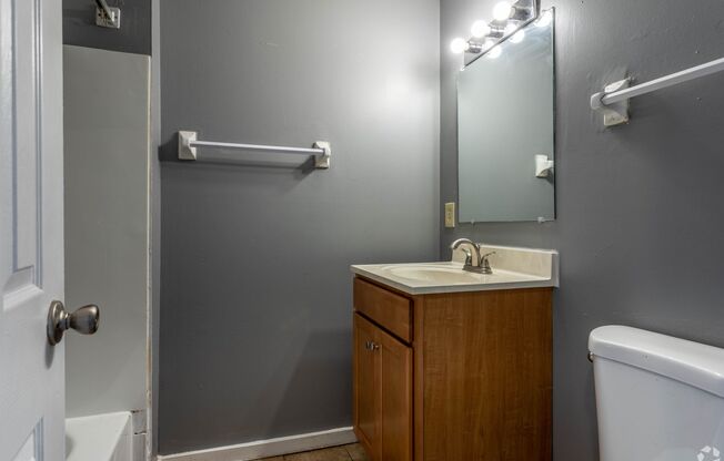 3 beds, 1.5 baths, 970 sqft, $1,299, Unit 385