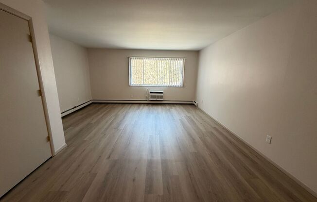 1 bed, 1 bath, $815, Unit 16