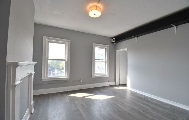 2 beds, 1 bath, $2,250, Unit 494 Broadway - 2R